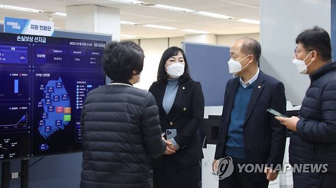 손실보상 선지급 접수 첫날 (서울=연합뉴스) 소상공인 손실보상 선지급 접수 첫날인 지난 19일 신청현황을 점검하는 중소벤처기업부 산하 소상공인시장진흥공단 조봉환 이사장(오른쪽 두 번째). 2022.1.19 [소진공 제공. 재판매 및 DB 금지] photo@yna.co.kr