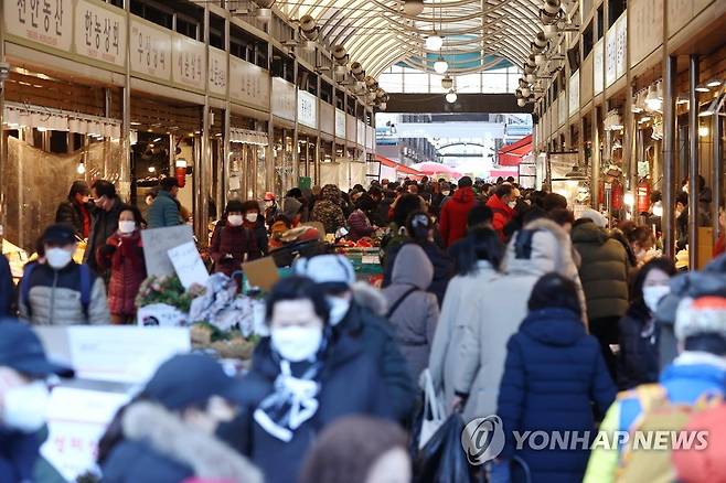 전통시장에서 장 보는 시민들 지난 16일 서울 동대문구 청량리농수산물 시장의 모습. [연합뉴스 자료사진]