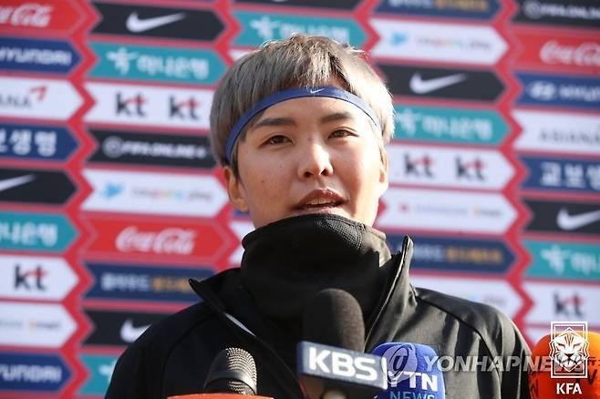 인터뷰하는 지소연 (서울=연합뉴스) 여자 축구 국가대표팀 지소연이 2022 아시아축구연맹(AFC) 여자 아시안컵 본선 대비 뉴질랜드와 평가전을 앞두고 25일 파주NFC(대표팀트레이닝센터)에서 인터뷰하고 있다. 2021.11.25 
    [대한축구협회 제공. 재판매 및 DB 금지] photo@yna.co.kr