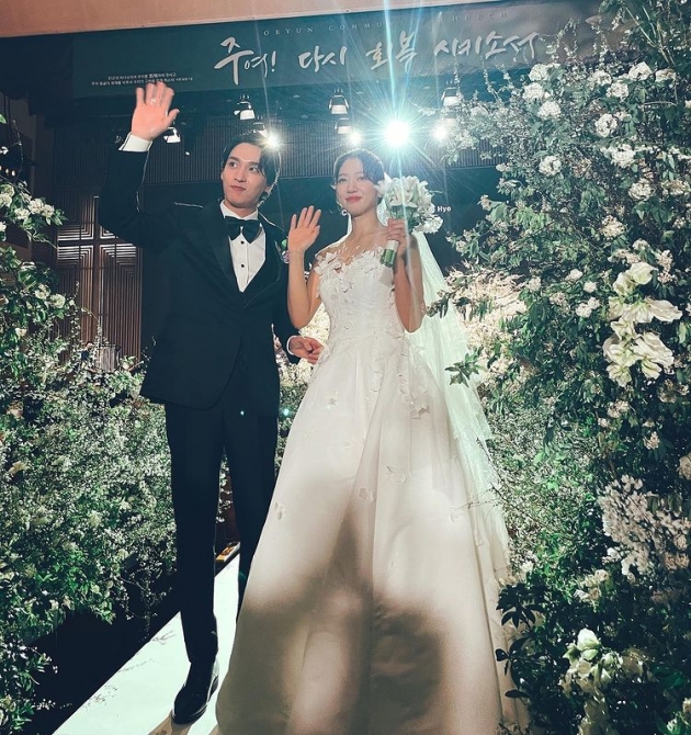 Actor Lee Sun-bin congratulated Park Shin-hye and Choi Tae-joon on their marriage.Lee Sun-bin posted several photos on his 22nd day with his article I will pray that my sister and sister are full of happiness alone!Im tearing up today... why is it always so touching and clunky? he added.The photo shows Park Shin-hye and Choi Tae-joon walking along Virgin Road, and Lee Sun-bin took a picture of the two people with a loving look and left it as a record.On the other hand, Park Shin-hye and Choi Tae-joon held a private wedding ceremony in Seoul.