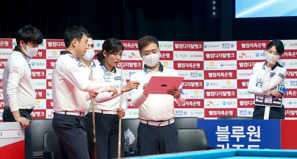 사진= 팀리그 경기 도중 벤치타임중인 블루원리조트, PBA 제공