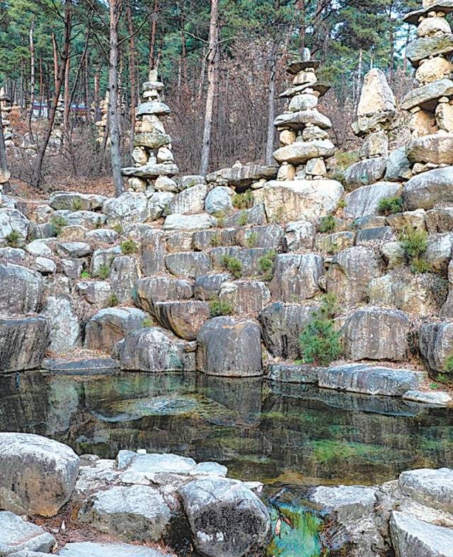 합천 허굴산 자락의 천불천탑은 소원 비는 명소로 유명하다.