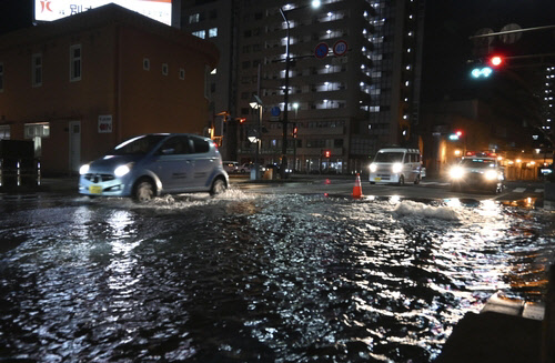 22일 오전 1시 8분께 일본 미야기현 동쪽 바다인 휴가나다를 진원으로 하는 규모 6.6 지진으로 인해 오이타시의 상수도관이 파열돼 도로가 침수됐다.  연합뉴스