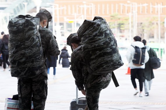 서울역 대합실에서 군인들이 발걸음을 옮기고 있다.. 2021.12.6/뉴스1 © News1 황기선 기자 /사진=뉴스1
