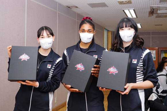 올스타전 팬 투표 최다 득표를 기록한 IBK기업은행 김희진을 비롯해 2021-22시즌 V리그 남녀부 올스타 선수들이 22일 광주 송정초등학교를 직접 찾아 유소년 배구선수들에게 깜짝 선물을 전달했다. [사진=한국배구연맹(KOVO)]