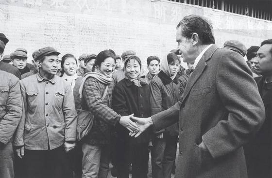 1976년 2월, 중국은 민간인 닉슨을 국가원수로 예우했다. 마오쩌둥 접견도 포드보다 10분 길었다. 2월 24일 칭화(淸華)대학을 방문, 학생들과 담소하는 닉슨. [사진 김명호]