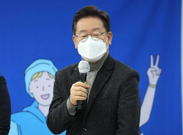 더불어민주당 이재명 대선후보가 22일 서울시 마포구 '블루소다'에서 열린 청년 공약 및 청년 인재영입 발표에서 환영사를 하고 있다. 연합뉴스