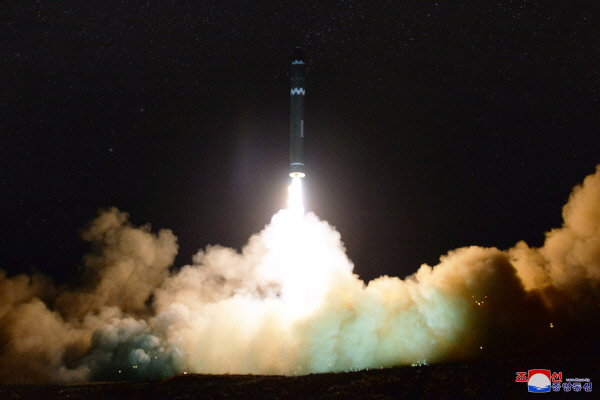 지난 2017년 11월 30일 조선중앙통신이 전날 대륙간탄도미사일(ICBM)급 ‘화성-15’ 발사 장면을 보도한 사진. 연합뉴스
