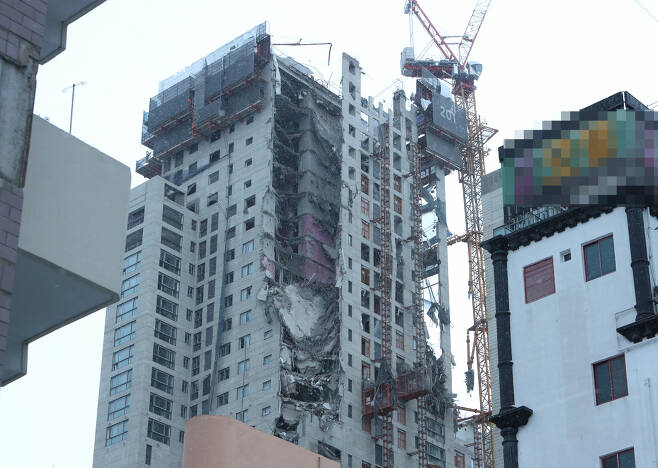 지난 11일 오후 4시께 광주 서구 화정동에서 신축 공사 중인 고층아파트의 외벽이 무너져내렸다. 사진은 사고 현장 모습. [연합]