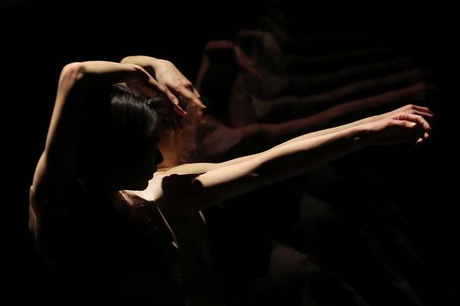 [서울=뉴시스] 박진희 기자 = 독창적인 미디어아트를 선보여온 김치앤칩스(Kimchi and Chips)가 덴마크 안무가 시몬느 뷔로드와 협업한 현대무용 공연 ‘콜렉티브 비해비어(Collective Behaviour)’. 2022.01.22. pak7130@newsis.com  *재판매 및 DB 금지