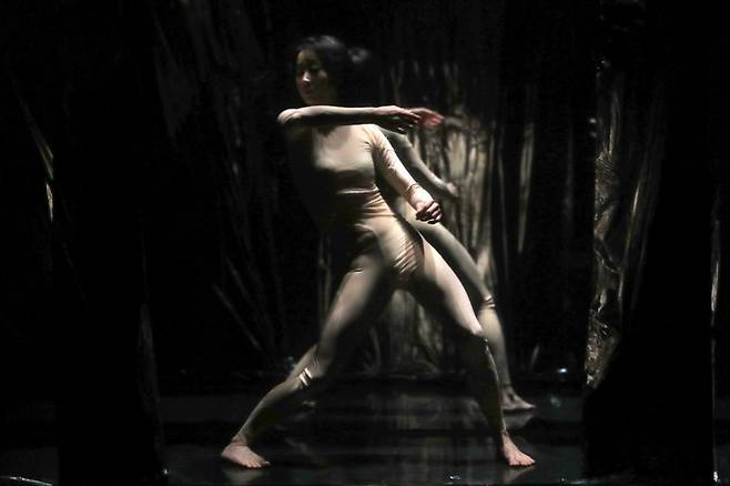 [서울=뉴시스] 박진희 기자 = 독창적인 미디어아트를 선보여온 김치앤칩스(Kimchi and Chips)가 덴마크 안무가 시몬느 뷔로드와 협업한 현대무용 공연 ‘콜렉티브 비해비어(Collective Behaviour)’. 2022.01.22. pak7130@newsis.com  *재판매 및 DB 금지