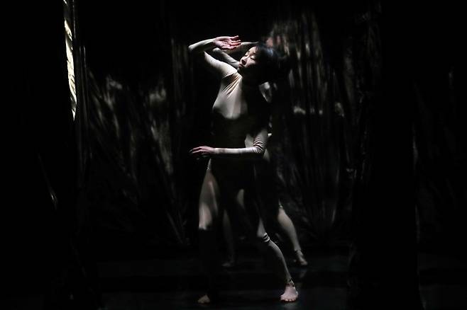 [서울=뉴시스] 박진희 기자 = 독창적인 미디어아트를 선보여온 김치앤칩스(Kimchi and Chips)가 덴마크 안무가 시몬느 뷔로드와 협업한 현대무용 공연 ‘콜렉티브 비해비어(Collective Behaviour)’. 2022.01.22. pak7130@newsis.com  *재판매 및 DB 금지