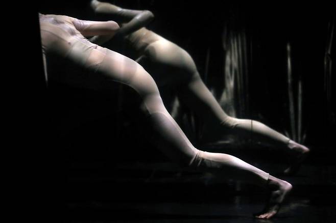 [서울=뉴시스] 박진희 기자 = 독창적인 미디어아트를 선보여온 김치앤칩스(Kimchi and Chips)가 덴마크 안무가 시몬느 뷔로드와 협업한 현대무용 공연 ‘콜렉티브 비해비어(Collective Behaviour)’. 2022.01.22. pak7130@newsis.com  *재판매 및 DB 금지