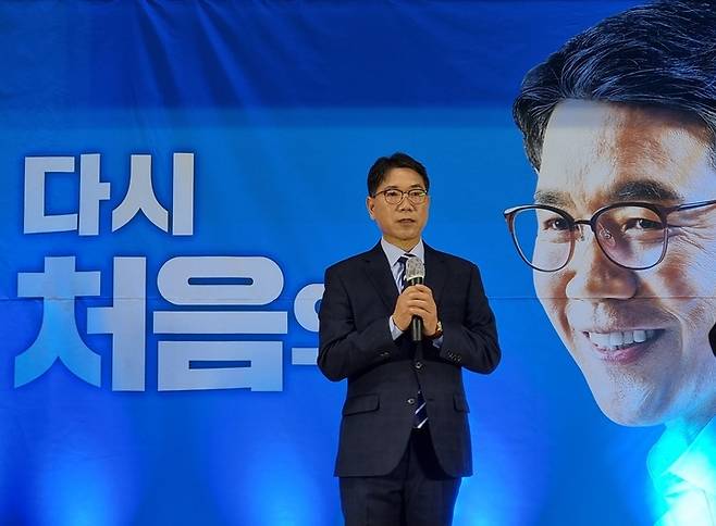 [천안=뉴시스] 이종익 기자 = 충남 천안시장 출마를 선언한 이재관 전 대전시장이 22일 오후 모교인 천안중앙고에서 열린 출판기념회에서 인사말을 하고 있다. 2022.01.22. 007news@newsis.com *재판매 및 DB 금지