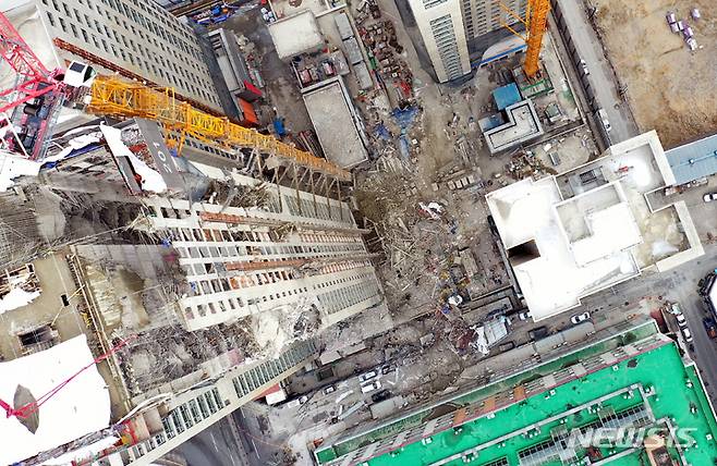 [광주=뉴시스] 신대희 기자 = 12일 오후 광주 서구 화정동 현대아이파크 건설현장, 공사 중에 외벽이 무너져 내려 내부 철골구조물 등이 드러나 있다. 현재 6명이 소재불명 상태이지만 구조물 안정성이 확보되지 않아 수색에도 난항을 겪고 있다.   2022.01.12. sdhdream@newsis.com