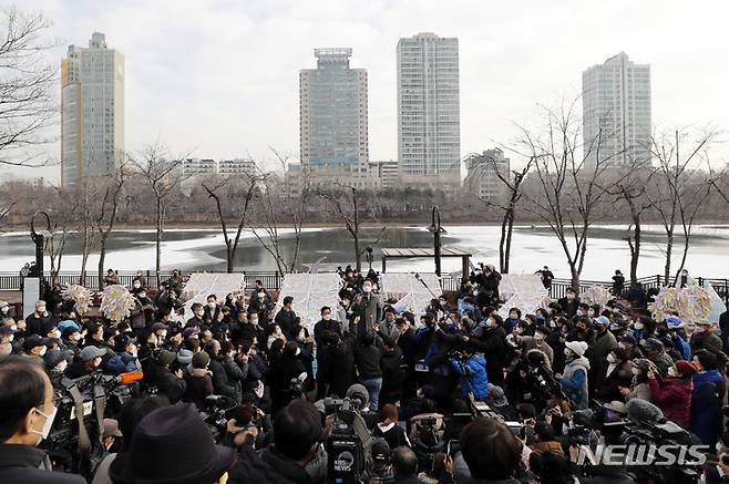 [서울=뉴시스] 최동준 기자 = 이재명 더불어민주당 대선 후보가 22일 서울 송파구 석촌호수 수변무대에서 연설하고 있다. 2022.01.22. photocdj@newsis.com