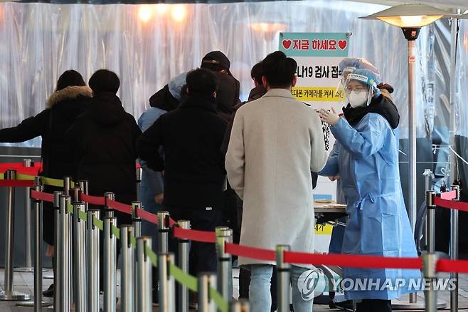 빠른 증가세로 돌아선 신규확진자  21일 오전 서울광장에 마련된 중구 임시 선별검사소에서 시민들이 검사 순서를 기다리고 있다.