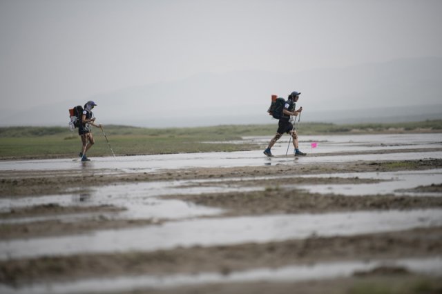 오세진 작가(왼쪽)가 2019년 8월 6박7일간 250km를 달리는 고비사막마라톤을 질주하고 있는 모습. 오세진 작가 제공.