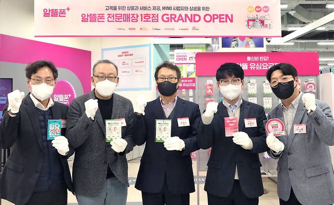 박준동 LG유플러스 상무(왼쪽 2번째)와 김병노 큰사람커넥트 대표(왼쪽 3번째)를 비롯한 관계자들이 매장 오픈 기념 행사에 참여하고 있다.