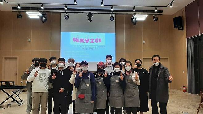 최상범 몽도래 스타트업 파크 센터장(맨 오른쪽)과 카페 몽도래 청년들.