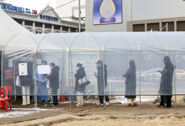 22일 오전 서울 용산역 임시선별진료소에서 시민들이 검사를 받기 위해 대기하고 있다. [사진 출처 = 연합뉴스]