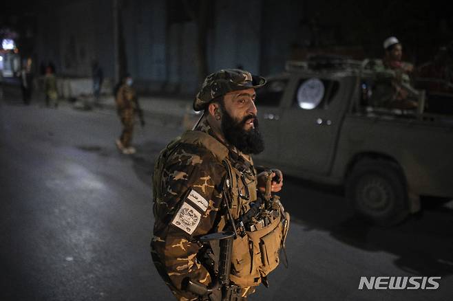[카불=AP/뉴시스] 2일(현지시간) 탈레반 병사들이 아프가니스탄 카불의 한 군 병원에서 폭발이 발생한 후 도로를 막고 경비하고 있다. 탈레반 측은 이 폭발로 여러 명이 숨지고 12명 이상이 다쳤다고 밝혔다. 2021.11.03.