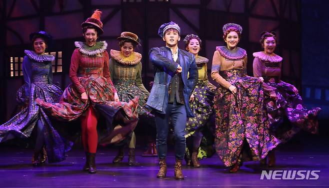 [서울=뉴시스] 권창회 기자 = 5일 오후 서울 광진구 유니버셜아트센터에서 열린 뮤지컬 '썸씽로튼' 프레스콜에서 '닉' 역 이충주가 하이라이트 장면을 시연하고 있다. 2022.01.05. kch0523@newsis.com