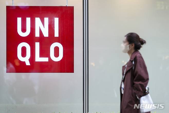 [서울=뉴시스] 정병혁 기자 = 유니클로가 일본의 고가 브랜드 '화이트 마운티니어링'과 협업해 선보인 컬렉션이 15일 출시되자마자 온라인에서 품절됐다. 간절기용 재킷은 100만원대 수준이지만, 유니클로와 협업해 15만원대에 선보이면서 소비자들의 관심을 끈 것으로 보인다. 유니클로는 일본산 제품 불매 운동과 코로나19가 확산되면서 직격탄을 맞았지만, 최근 콜라보 또는 한정판 컬렉션의 인기를 앞세워 설욕전에 나서고 있다. 사진은 15일 오후 서울시내에 위치한 유니클로 매장의 모습. 2021.10.15. jhope@newsis.com