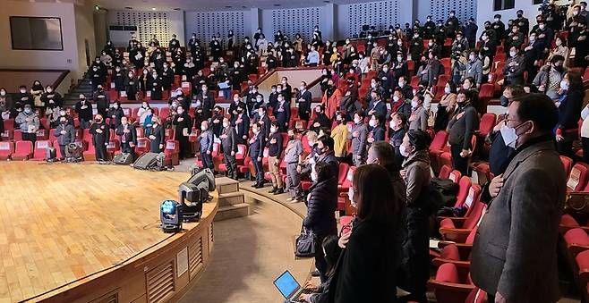 [천안=뉴시스] 이종익 기자 = 23일 오후 천안의 단국대 천안캠퍼스에서 열린 유원희 전 천안예술의전당 관장 출판기념회에서 참석자들이 국민의례를 하고 있다. 2022.01.23. 007news@newsis.com *재판매 및 DB 금지