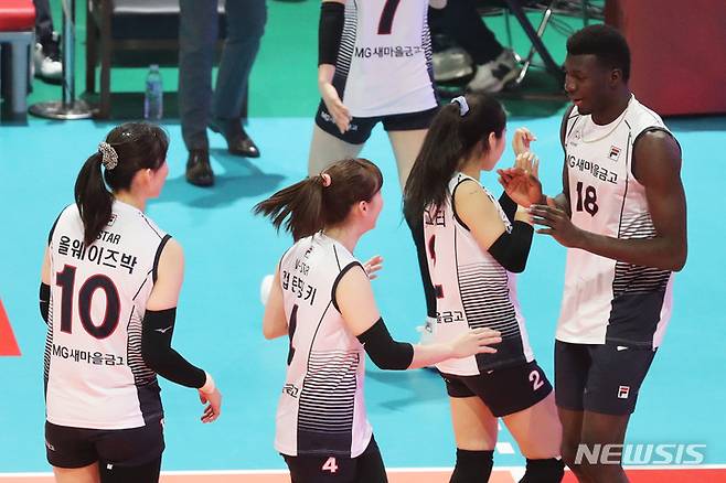 [광주=뉴시스] 권창회 기자 = 23일 오후 광주 서구 염주종합체육관에서 열린 '도드람 2021-2022 V리그 올스타전'에서 케이타가 여자부 경기에 교체 투입되고 있다. 2022.01.23. kch0523@newsis.com