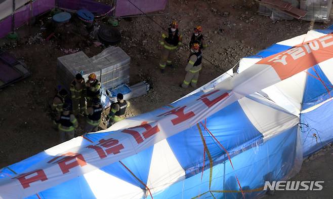 [광주=뉴시스] 류형근 기자 = 광주 서구 화정동 현대산업개발 신축 아파트 붕괴 사고 13일째인 23일 오후 소방대원들이 구조지휘본부 천막 앞에서 야간 수색 준비를 하고 있다. 2022.01.23. hgryu77@newsis.com