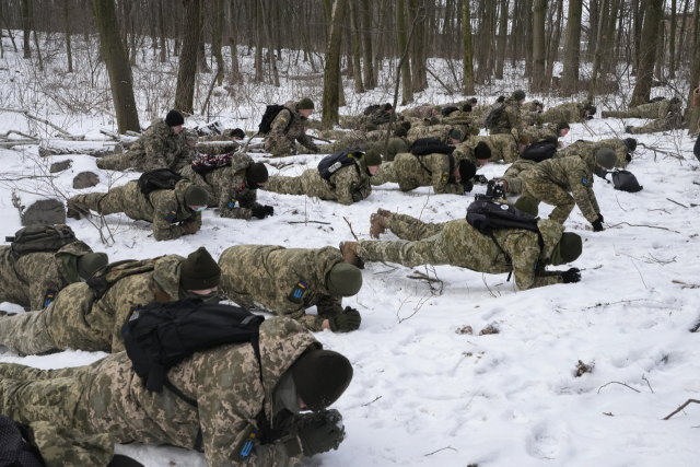 22일(현지 시간) 우크라이나 수도 키예프의 한 공원에서 우크라이나 정부군과 의용군이 러시아군 침공에 대비한 합동훈련을 하고 있다. /AP연합뉴스