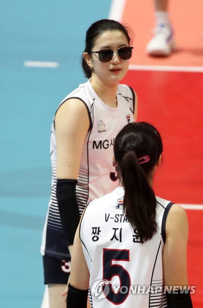 검은 선글라스 쓴 이다현 (광주=연합뉴스) 조남수 기자 = 23일 광주 서구 페퍼스타디움(염주종합체육관)에서 열린 프로배구 V리그 올스타전에서 V-스타 이다현이 득점한 뒤 검은 선글라스를 끼고 세리머니하고 있다. 2022.1.23 iso64@yna.co.kr