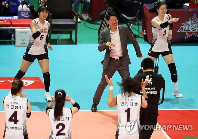 감독을 춤추게 하는 올스타전 (광주=연합뉴스) 조남수 기자 = 23일 광주 서구 페퍼스타디움(염주종합체육관)에서 열린 프로배구 V리그 올스타전 K-스타와 V-스타의 경기에서 V-스타 강성형 감독이 선수들과 함께 춤 세리머니를 하고 있다. 2022.1.23 iso64@yna.co.kr