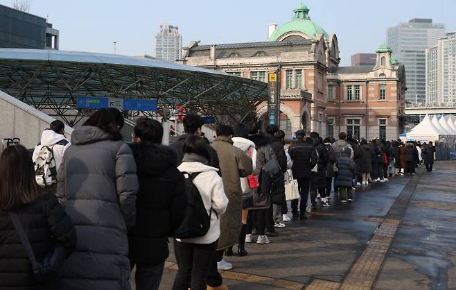 지난 23일 오후 서울역광장에 마련된 코로나19 선별 검사소에 시민들이 검사를 위해 줄을 서서 기다리고 있다. (사진=연합뉴스)