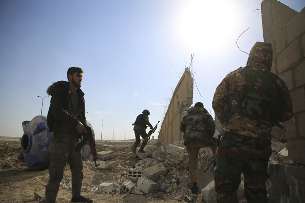 쿠르드의 시리아민주군(SDF)이 23일 시리아 북동부 지역의 그웨이란 교도소의 무너진 벽 주위에서 작전하고 있다. 하사케/AP 연합뉴스