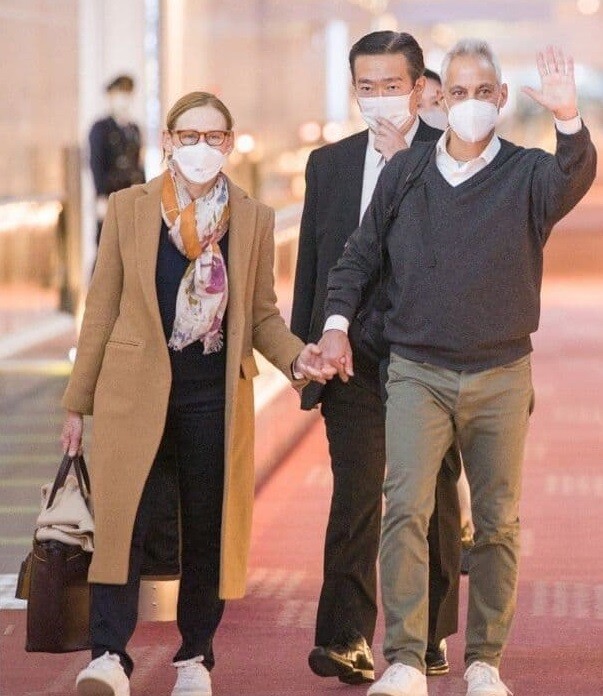 이매뉴얼 대사는 자신의 사회관계망서비스(SNS)에 23일 부인과 함께 도쿄 하네다공항에 도착해 손을 흔드는 사진을 올렸다. 이매뉴얼 트위터 갈무리