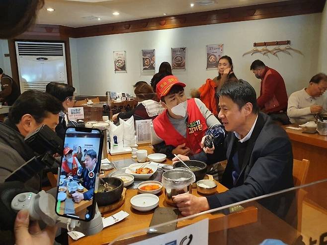 19일 부산 서면에 위치한 한식당 사미헌에서 쇼호스트 김기환씨가 손님과 대화하는 장면이 촬영되고 있다.
