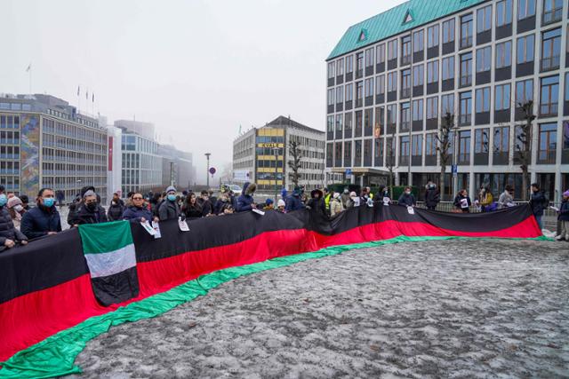 탈레반과의 회담에 반대하는 시위대가 23일 노르웨이 오슬로 외무부 청사 앞에서 아프가니스탄 국기를 펼치고 시위를 하고 있다. 오슬로=AFP 연합뉴스