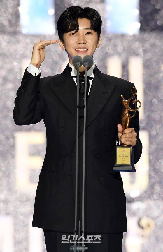 가수 임영웅이 23일 고척스카이돔에서 열린 제31회 하이원 서울가요대상에서 본상을 수상한 뒤 소감을 밝히고 있다. 임영웅은 OST상, 트로트상에 이어 본상까지 3관왕을 차지했다. 사진=스포츠서울 제공 2022.01.23