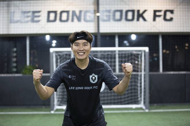 이동국은 23년 축구 외길인생을 마치고 유튜브를 개설했다. 펜싱 선수와 대결하고 오징어게임 연기도 배웠다. 박린 기자