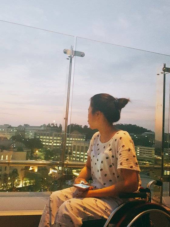 장지혜씨가 재활치료를 위해 입원했던 당시 찍은 사진. 2015년 말 사고를 당한 장씨는 6개월간 병원에 입원하며 재활치료를 했다. 장씨 제공