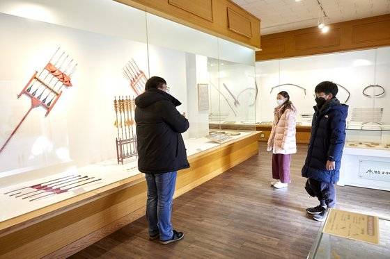 류호상 국가무형문화재 전수생이 소중 학생기자단에 왕명을 전달할 때 쓰던 신전, 장군의 명령을 전달할 때 쓰던 영전, 군사를 벌할 때 쓰던 관이전 여러 종류의 화살에 관해 설명했다.