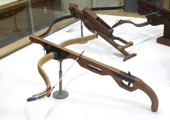 쇠뇌의 한 종류인 궐장노. 쇠뇌는 한자로는 노(弩)라고 표기한다. 석궁이라고 부르는 경우가 많은데 잘못된 표현이다.