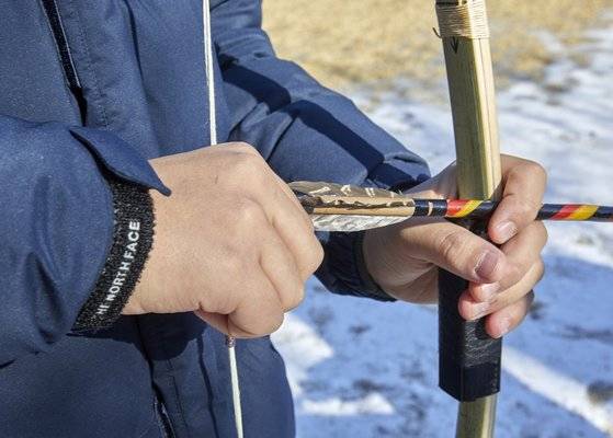 활을 잡을 때는 손잡이에 해당하는 줌통을 흘려 쥔다는 느낌으로 감싸 쥔다. 이를 줌손이라 한다.