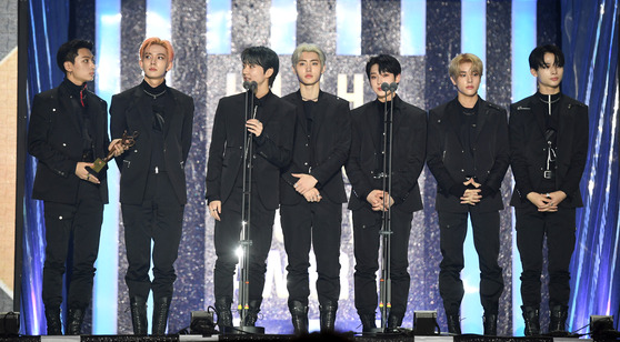 Boy band Tomorrow X Together, top, and Enhypen giving their acceptance speeches at the 36th Golden Disk Awards at Gocheok Sky Dome in Guro District, southwestern Seoul on Jan. 8. [KOREA PRESS PHOTOGRAPHERS' ASSOCIATION]