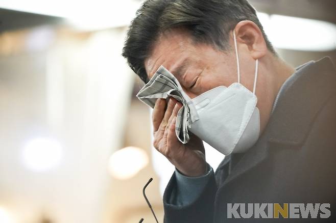 이재명 더불어민주당 대선 후보가 24일 경기도 성남시 상대원시장에서 진행한 즉석연설 도중 손수건으로 눈물을 닦고 있다.&nbsp; &nbsp;사진=임형택 기자