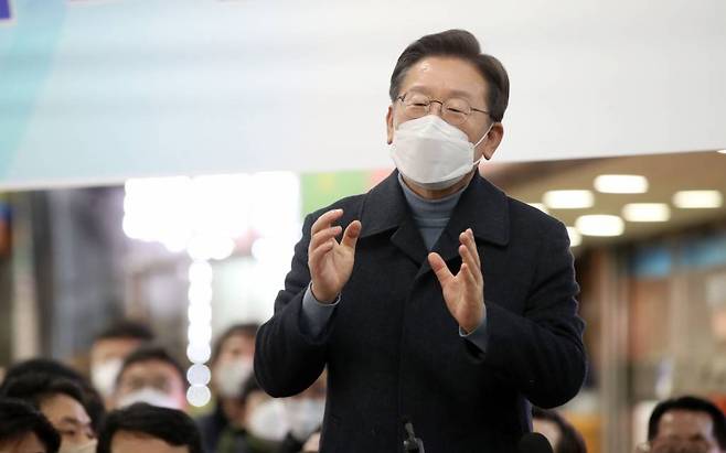 [성남=뉴시스] 김선웅 기자 = 이재명 더불어민주당 대선 후보가 24일 오후 경기 성남시 중원구 상대원시장에서 열린 '매타버스' 성남, 민심속으로! 행사에서 시민들과 만나 연설을 하고 있다. 2022.01.24.