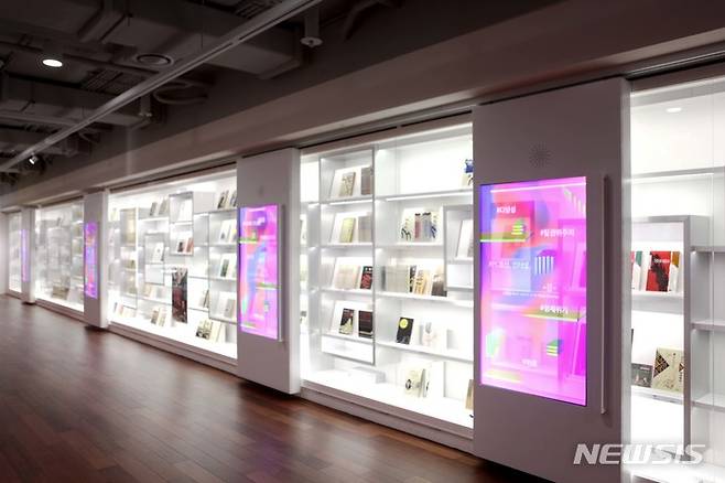 [서울=뉴시스] 대한민국역사박물관은 4년여에 걸친 상설전시실 개편을 마무리하고 25일부터 '주제관'을 새롭게 선보인다. 사진은 5부 '시대의 서가' 전시실 전경. (사진=대한민국역사박물관 제공) 2022.01.24. photo@newsis.com *재판매 및 DB 금지