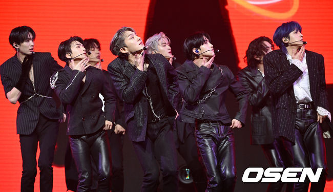 [OSEN=지형준 기자]펜타곤이 타이틀곡 'Feelin' Like'(필린라이크) 무대를 선보이고 있다. 2022.01.24 /jpnews@osen.co.kr